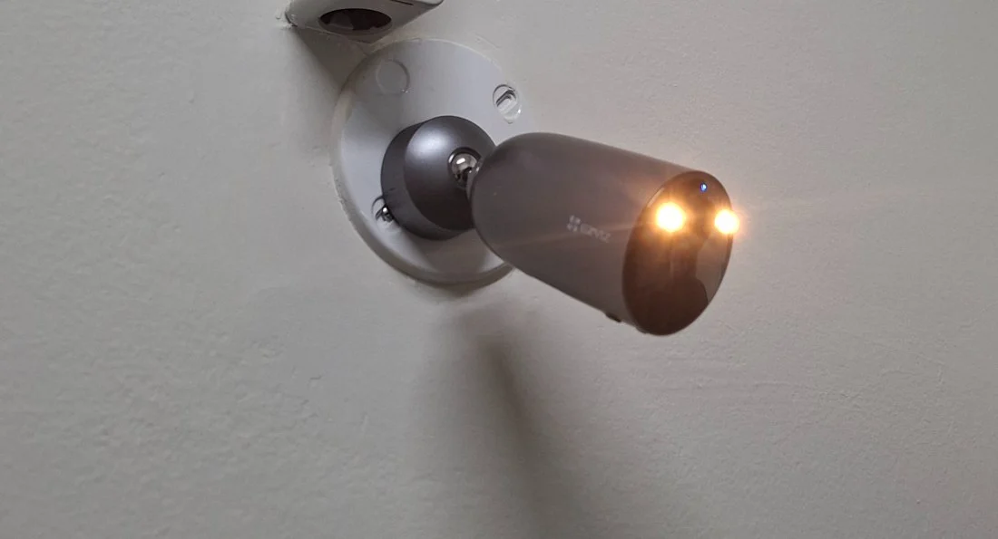 Câmera Smart Cam IA instalada na parede, fixada de forma discreta