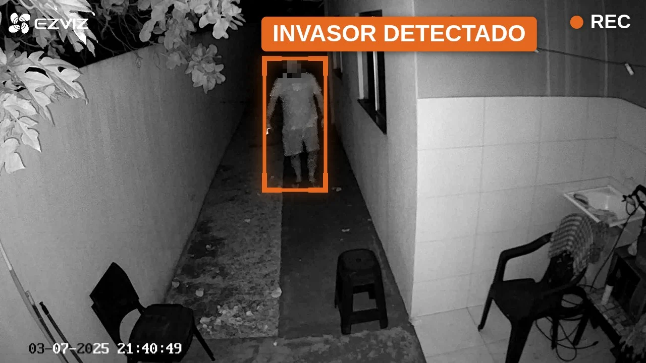Câmera externa detectando invasor à noite com visão noturna